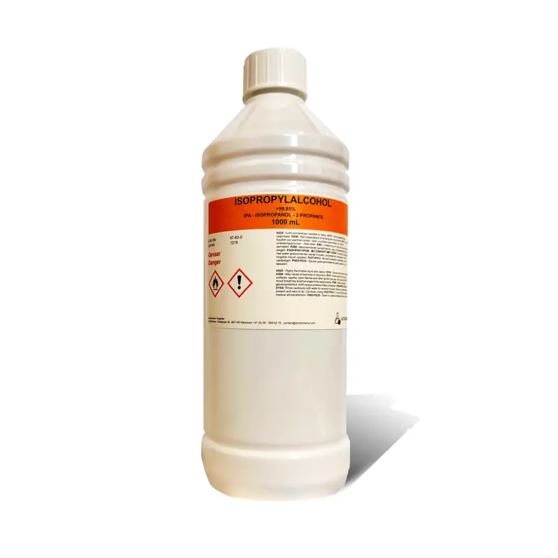Klare Flasche mit Isopropanolalkohol, auf dem Etikett steht eine Reinheit von 99,9 %