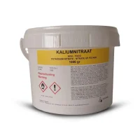 Eimer mit 1 kg feinem weißen Kaliumnitratpulver.