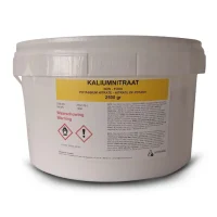 Eimer mit 2,5 kg feinem weißen Kaliumnitratpulver.