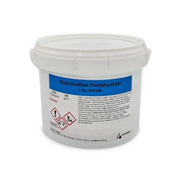 Eimer mit 1 Kilogramm Kupfersulfat-Pentahydrat, versehen mit Sicherheitshinweisen und Warnsymbolen.