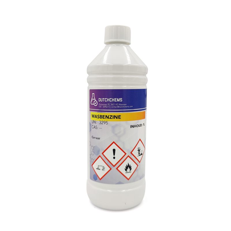 Plastikflasche von DutchChems mit der Aufschrift „WASHING GASOLINE“, versehen mit Sicherheitssymbolen für Entflammbarkeit und Gesundheitswarnungen.