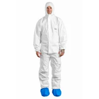 Witte PROTEC Classic beschermoverall met capuchon, gedragen door man met blauwe overschoenen