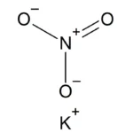 Darstellung der Molekülformel von Kaliumnitrat, KNO₃, bestehend aus einem Kaliumatom (K), das mit einer Nitratgruppe (NO₃) verbunden ist.