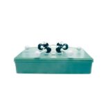 Molekulares Modell einer chemischen Verbindung auf einer grünen Aufbewahrungsbox, Wissenschafts- und Chemiekonzept.