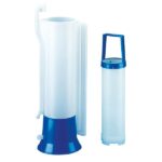 Weiße und blaue tragbare Wasserpumpe mit Filtersystem, ideal für chemische und flüssige Transferanwendungen.