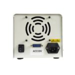 Tragbares elektronisches Gerät mit Lüftungsschlitzen, VGA-Anschluss, Netzschalter und Wechselstromeingang.