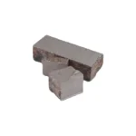 Ein rauer, silbriger Bismutkristall mit geometrischen Formen.