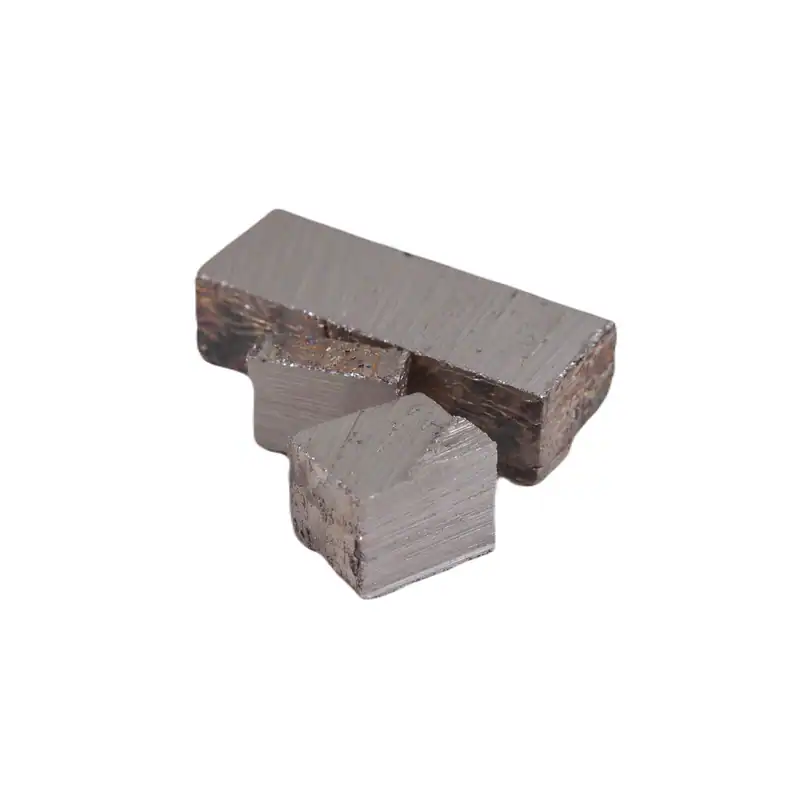 Ein rauer, silbriger Bismutkristall mit geometrischen Formen.