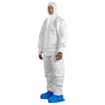 Weißer PROTEC Classic Schutzanzug mit Kapuze, getragen von Herren mit blauen Überschuhen