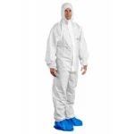 Weißer PROTEC Classic Schutzanzug mit Kapuze, getragen von Herren mit blauen Überschuhen