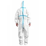 Der Mann trägt einen weißen Chemikalienschutzanzug Protec Plus mit blau getapten Nähten, Kapuze und elastischem Abschluss.