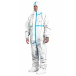 Der Mann trägt einen weißen Chemikalienschutzanzug Protec Plus mit blau getapten Nähten, Kapuze und elastischem Abschluss.