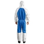 Mann im weiß/blauen Chemikalienschutzanzug Protec Comfort mit Kapuze und elastischem Abschluss.