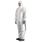 Mann im weiß/blauen Chemikalienschutzanzug Protec Comfort mit Kapuze und elastischem Abschluss.