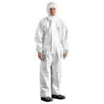 Mann im weiß/blauen Chemikalienschutzanzug Protec Comfort mit Kapuze und elastischem Abschluss.
