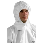 Mann im weiß/blauen Chemikalienschutzanzug Protec Comfort mit Kapuze und elastischem Abschluss.