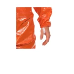 Nahaufnahme der elastischen Daumenschlaufe am Ärmel des orangefarbenen ProChem I CLF-Schutzanzugs.