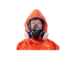 Nahaufnahme einer Person mit Gasmaske und Kapuze des orangefarbenen ProChem I CLF-Schutzanzugs.