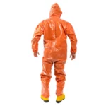 Chemikalienschutzanzug ProChem I CLF, Rückansicht, getragen von einer Person mit Stiefeln.