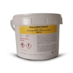 Eimer mit 1 kg feinem weißen Kaliumnitratpulver.