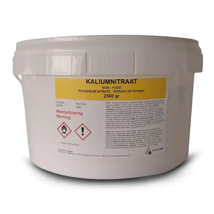 Eimer mit 2,5 kg feinem weißem Kaliumnitratpulver.
