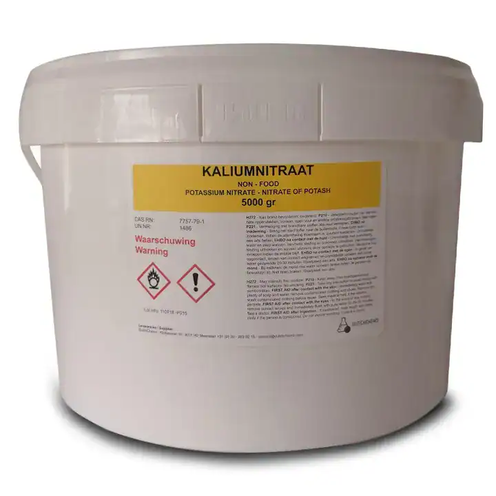 Eimer mit 5 kg feinem weißem Kaliumnitratpulver.