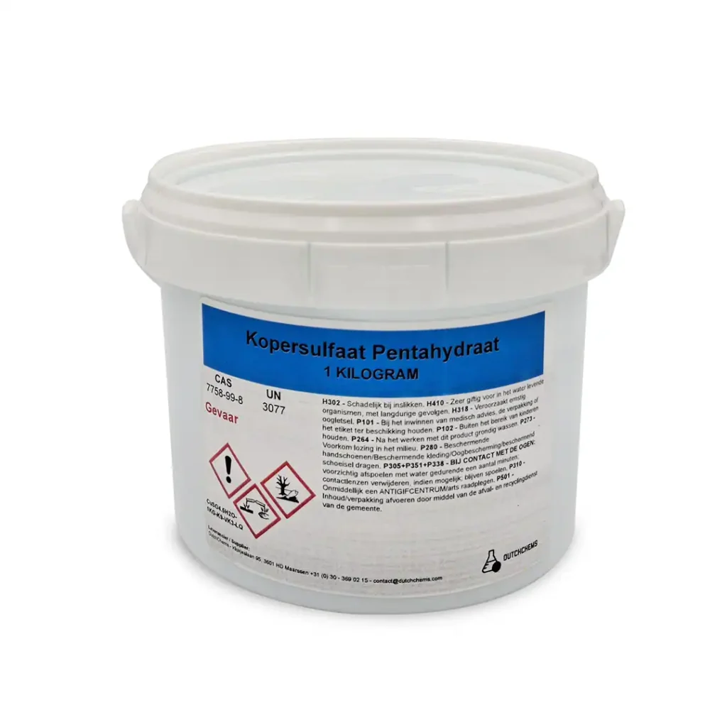 Eimer mit 1 Kilogramm Kupfersulfat-Pentahydrat, versehen mit Sicherheitshinweisen und Warnsymbolen.