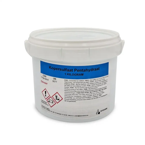 Eimer mit 1 Kilogramm Kupfersulfat-Pentahydrat, versehen mit Sicherheitshinweisen und Warnsymbolen.