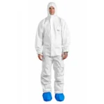 Weißer PROTEC Classic Schutzanzug mit Kapuze, getragen von Herren mit blauen Überschuhen