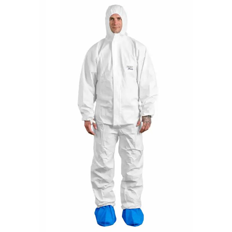 Weißer PROTEC Classic Schutzanzug mit Kapuze, getragen von Herren mit blauen Überschuhen