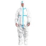Der Mann trägt einen weißen Chemikalienschutzanzug Protec Plus mit blau getapten Nähten, Kapuze und elastischem Abschluss.