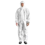 Mann im weiß/blauen Chemikalienschutzanzug Protec Comfort mit Kapuze und elastischem Abschluss.