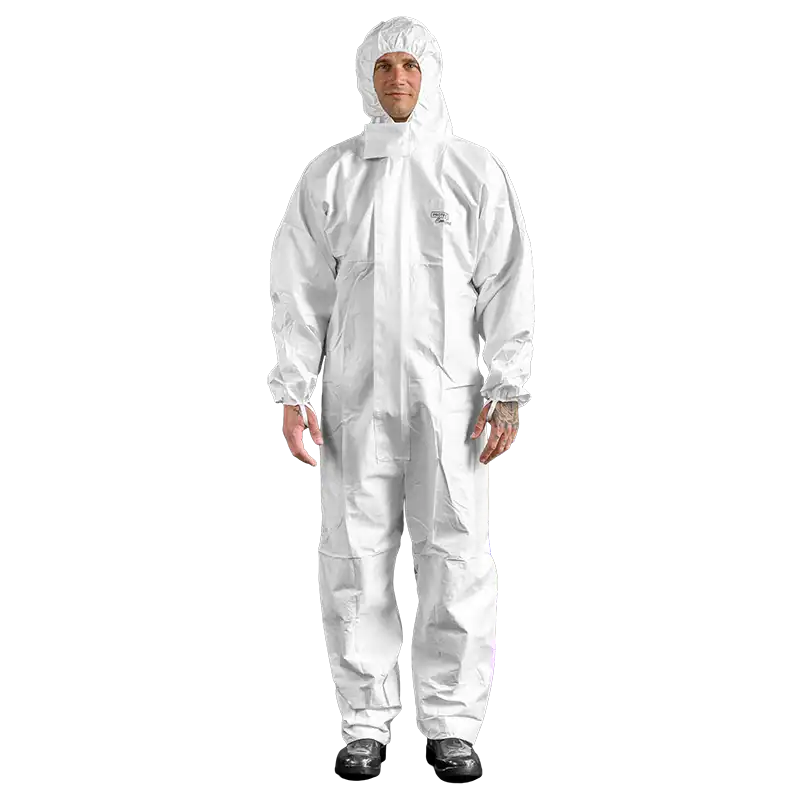 Mann im weiß/blauen Chemikalienschutzanzug Protec Comfort mit Kapuze und elastischem Abschluss.