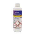 Weiße Kunststoffflasche mit Natriumhydroxidgranulat