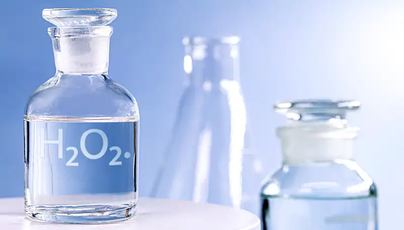Glasflasche mit Wasserstoffperoxid auf einem sauberen weißen Hintergrund