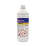 Plastikflasche mit „TERPENTINE“-Etikett und Sicherheitspiktogrammen für Entflammbarkeit, Gesundheitsschäden und Umweltgefahren.