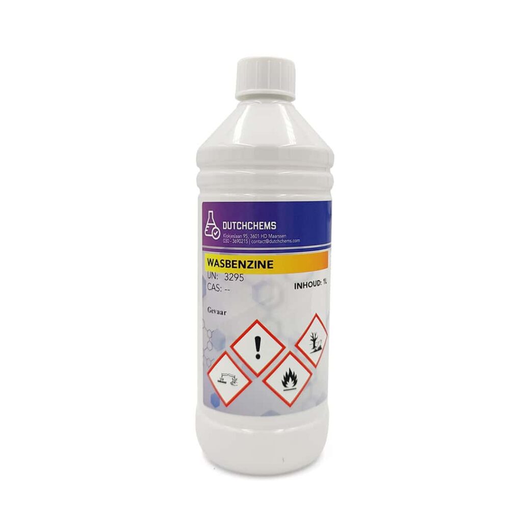 Plastikflasche von DutchChems mit der Aufschrift „REINIGUNGSBENZIN“, versehen mit Sicherheitssymbolen für Entflammbarkeit und Gesundheitswarnungen.