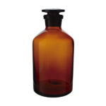 Braune Reagenzflasche mit engem Hals und Glasstopfen