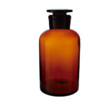 Braune Reagenzflasche mit weitem Hals und Glasstopfen